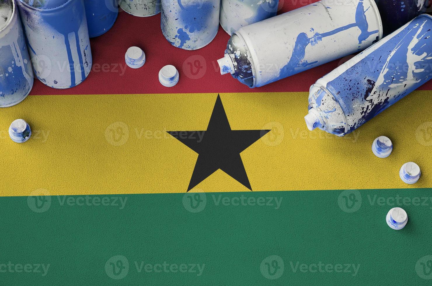 ghana flagga och få Begagnade aerosol spray burkar för graffiti målning. gata konst kultur begrepp foto