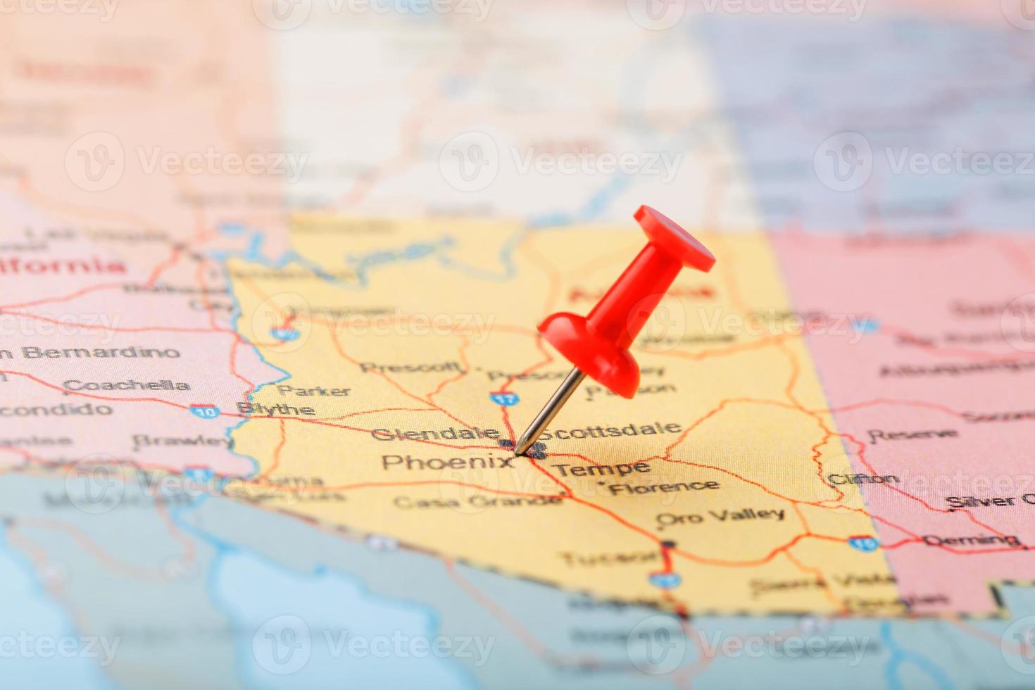 röd prästerlig nål på en Karta av de usa, arizona och de huvudstad fågel Fenix. stänga upp Karta av orizona med röd kryssa foto