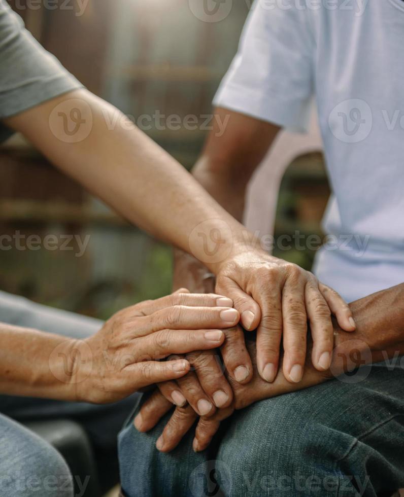 händer av de gammal man och en kvinna hand foto