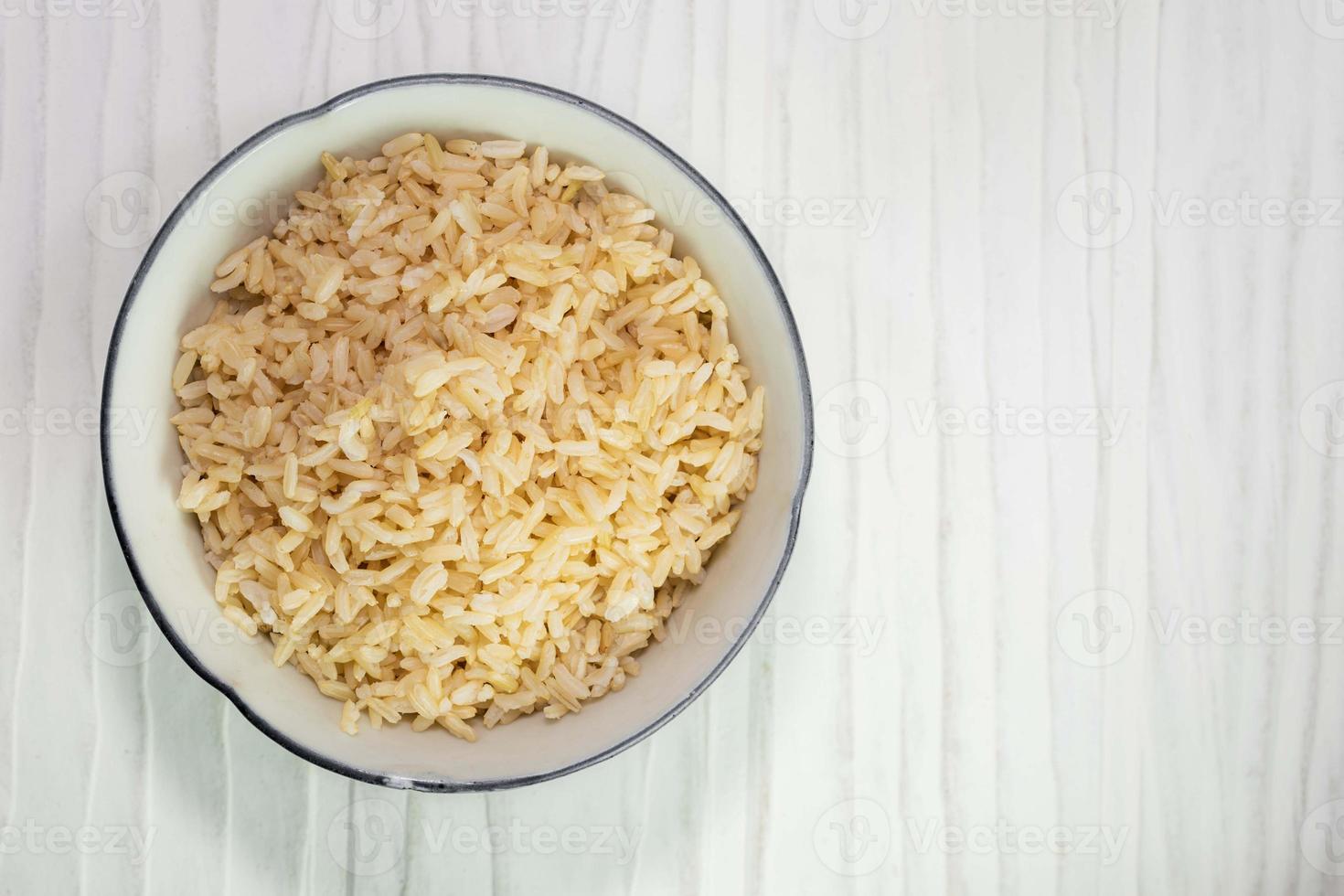 ris brun i skål isolerat på vit bakgrund foto