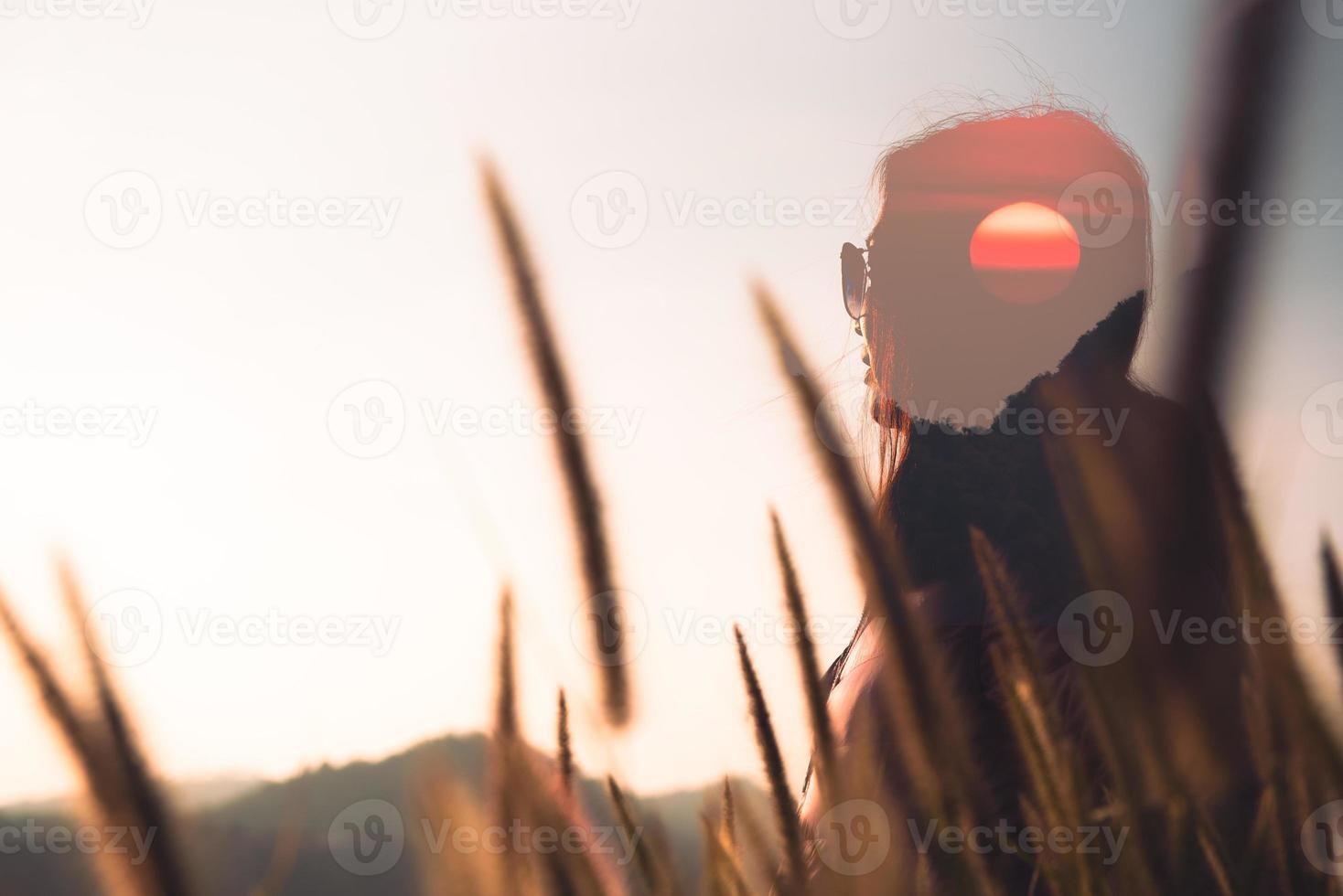 ung andlig meditation med aura kvinna ser och känsla fri på natur energi på soluppgång. foto