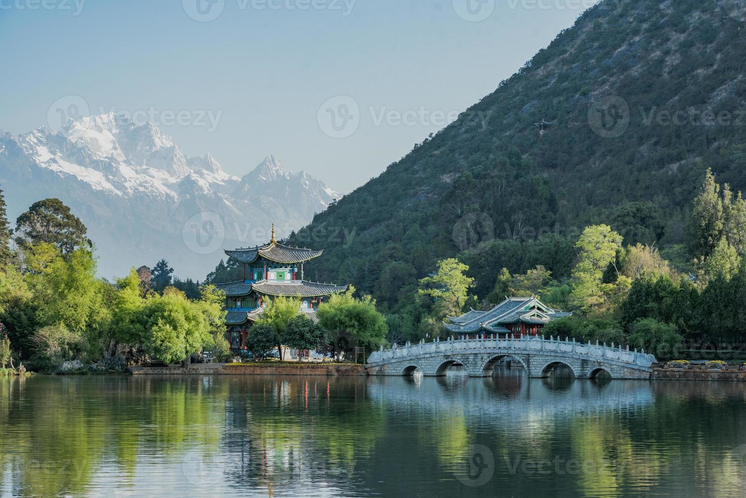 resa Kina, svart drake slå samman landskap, en känd damm i de naturskön jade vår parkera belägen på de fot av elefant kulle, en kort promenad norr av de gammal stad av lijiang i yunnan provins. foto