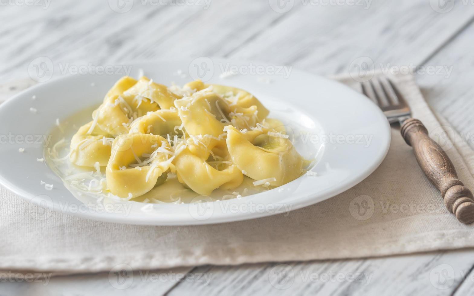 tortelloni fylld med ricotta foto