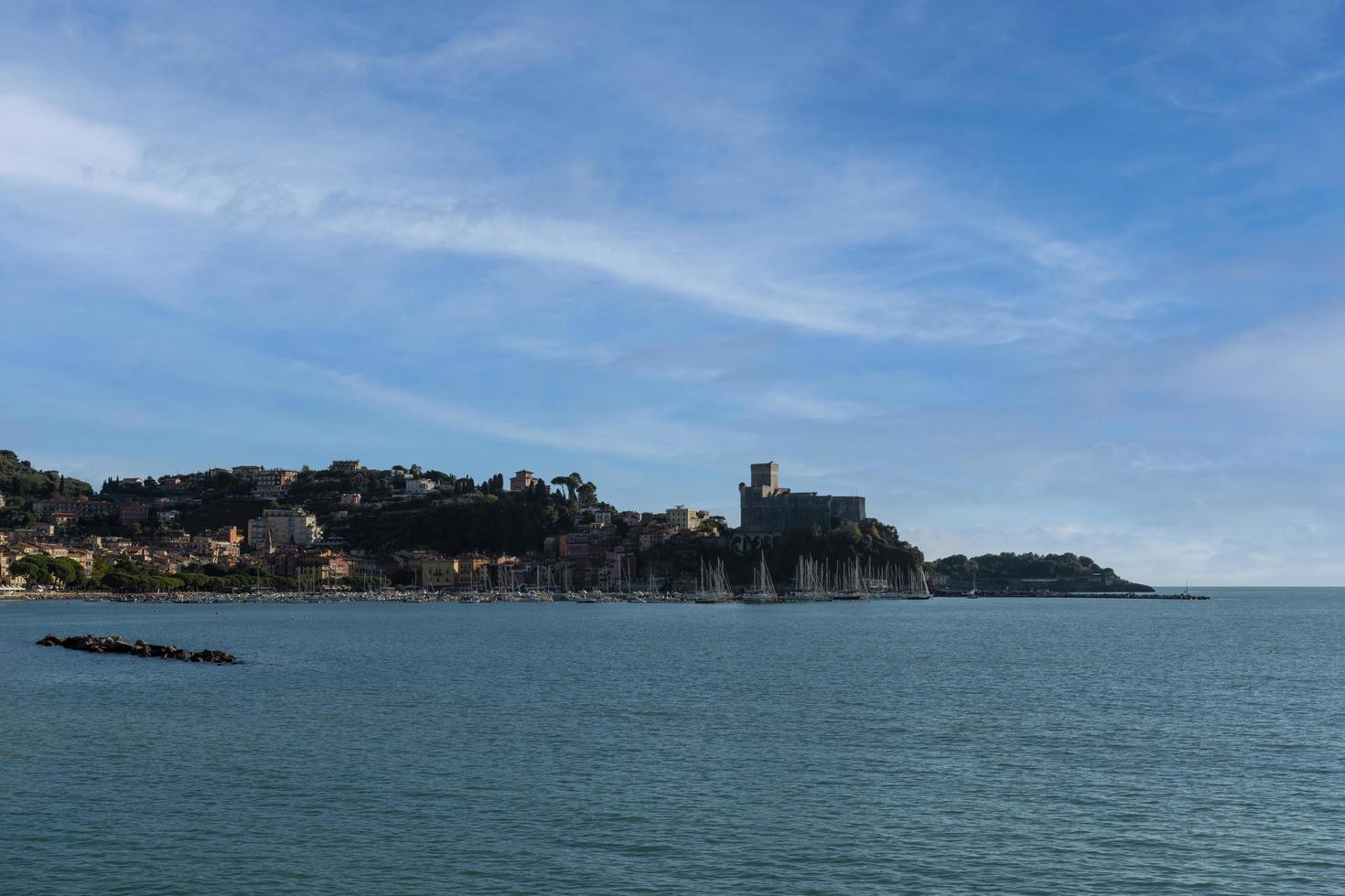 de by av lerici förbi dag med en se av de hamn och de medeltida slott lerici Italien november 20, 2022 foto