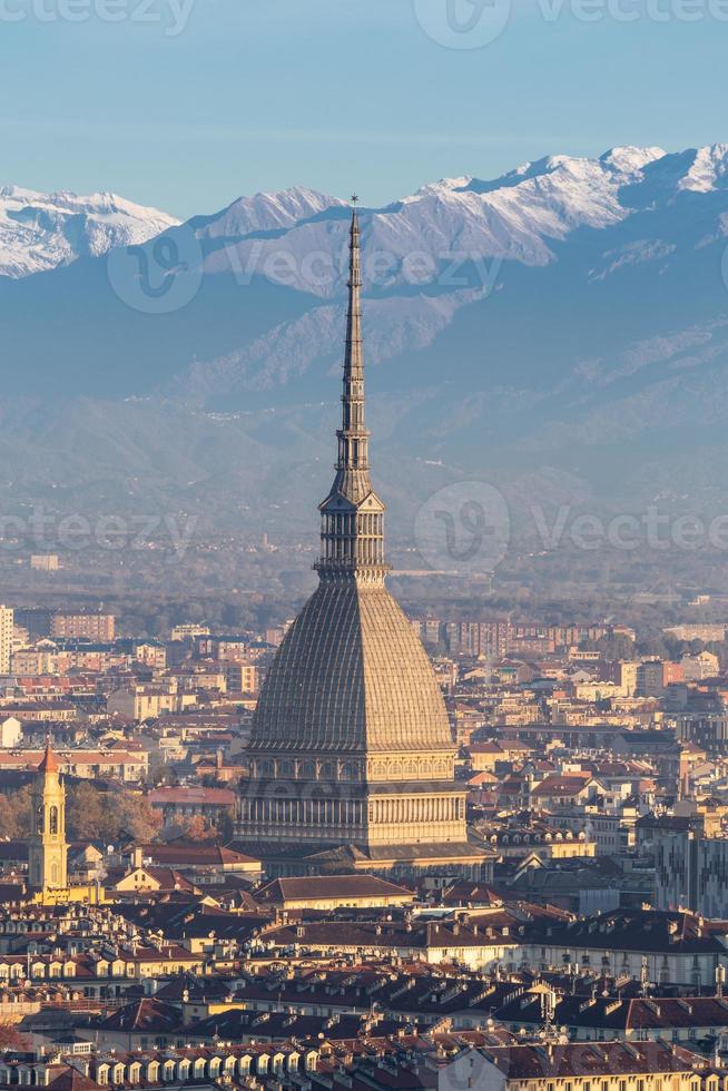 turin panorama med alps och mol antonelliana, Italien. horisont av de symbol av piedmont område från Monte dei cappuccini - cappuccini kulle. soluppgång ljus. foto