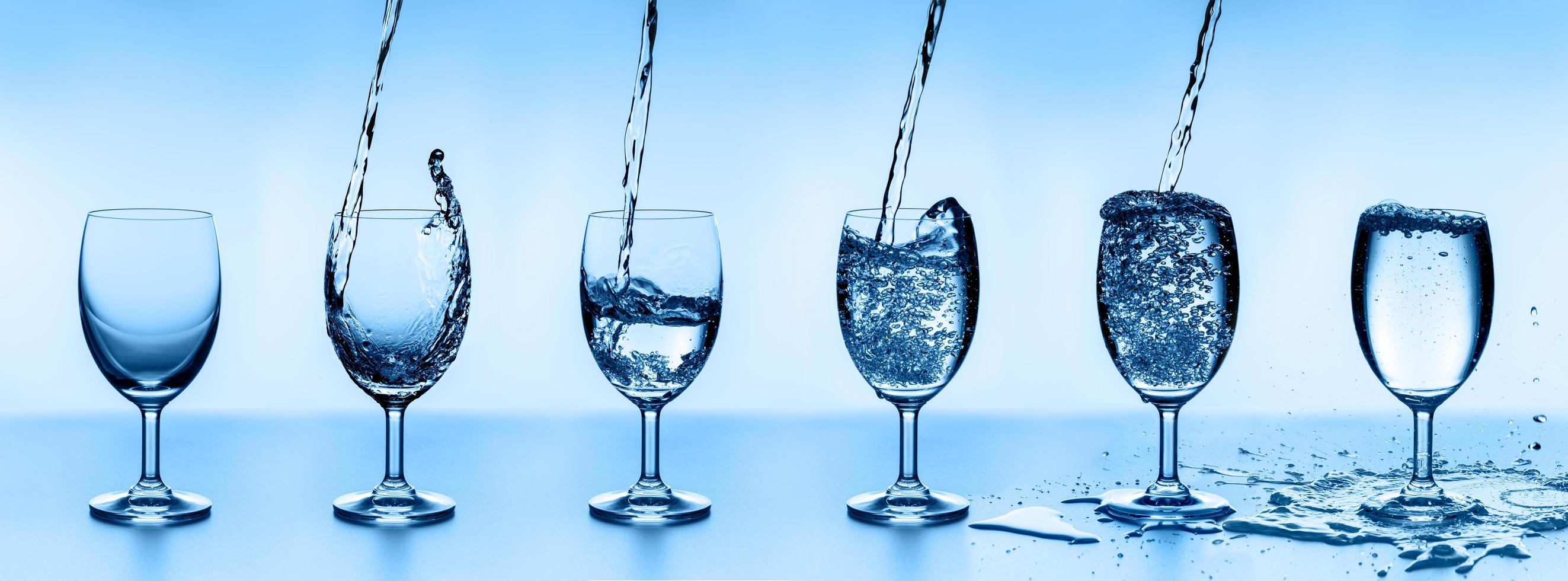 sex vatten glasögon av vatten, anordnad i stigande ordning. foto