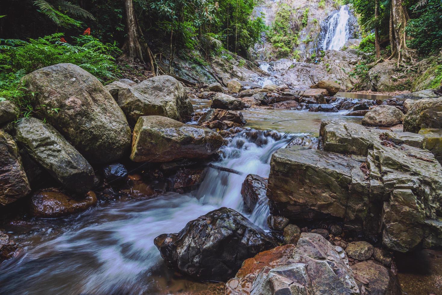 landskap natur skog kulle vattenfall. thailand doi inthanon. reser naturen. resa slappna av. siliphum vattenfall. huai toh vattenfall vid krabi. resa natur, resa koppla av promenader skogen resa thailand. foto