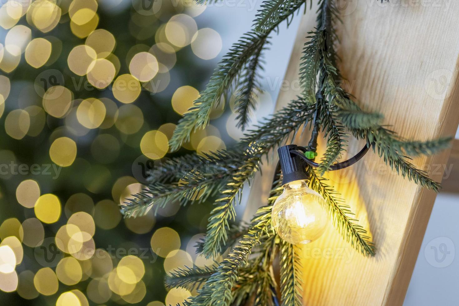 jul med gran träd och festlig bokeh belysning, suddig Semester bakgrund foto