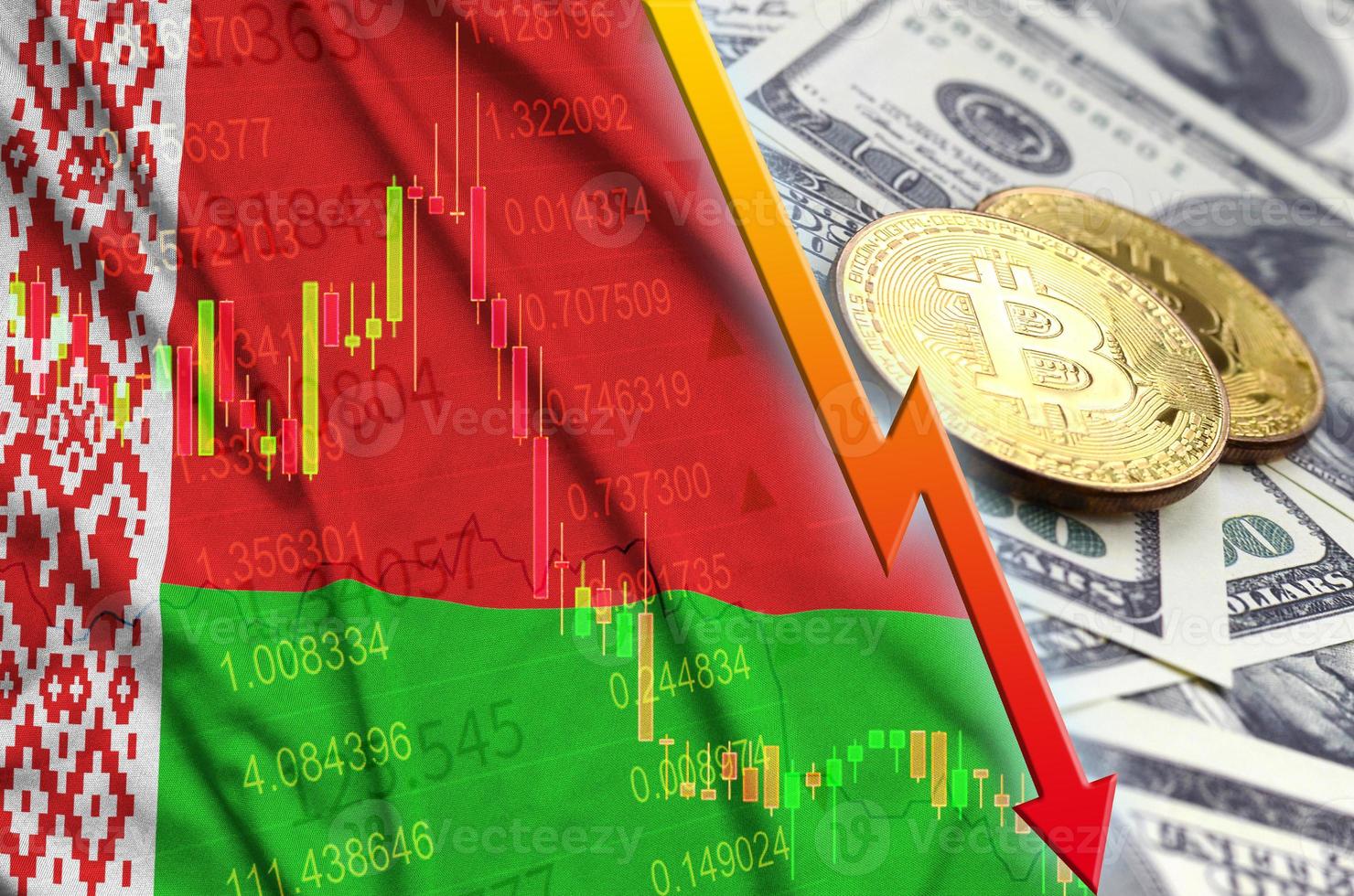 Vitryssland flagga och kryptovaluta faller trend med två bitcoins på dollar räkningar foto