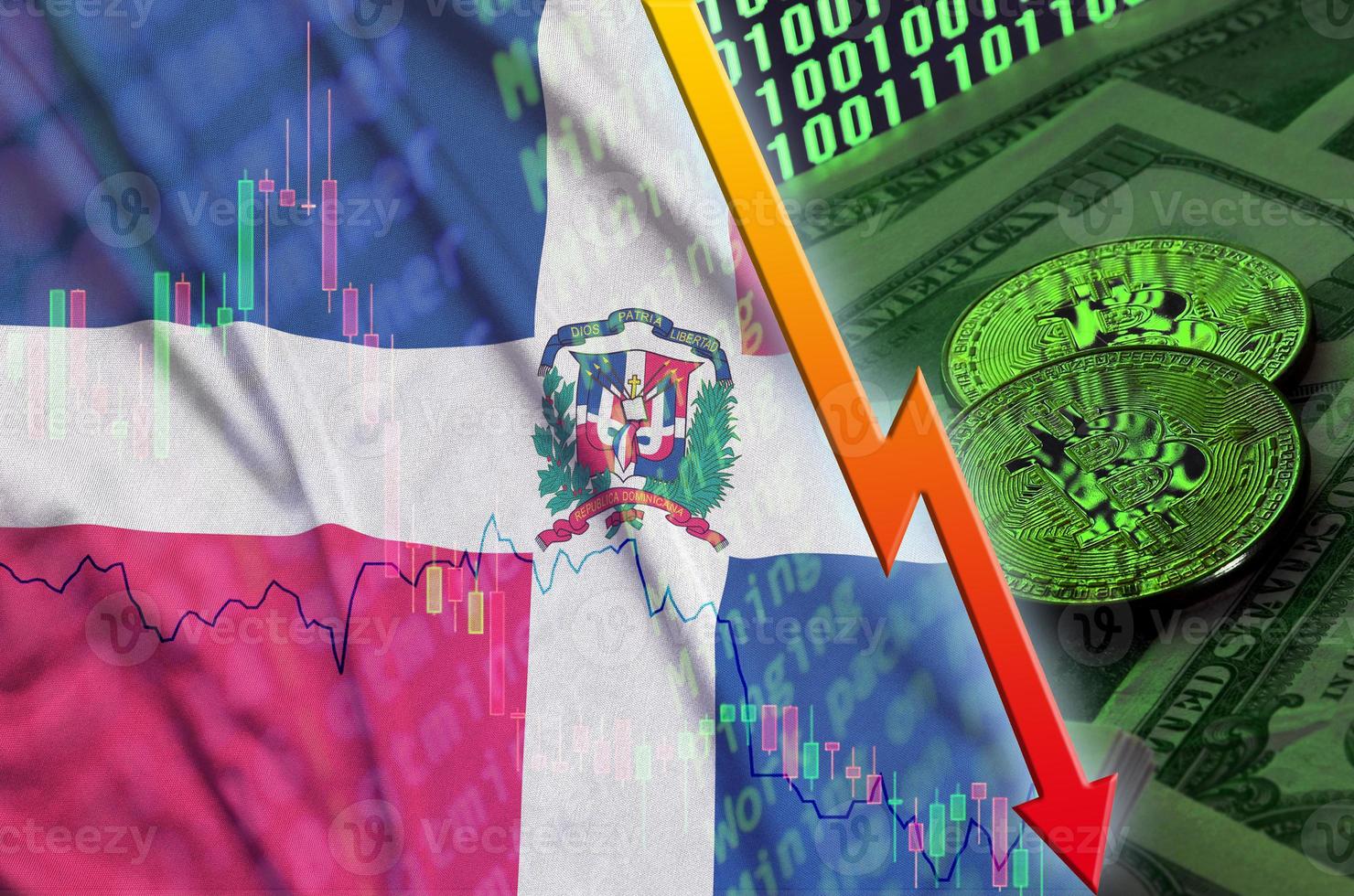 Dominikanska republik flagga och kryptovaluta faller trend med två bitcoins på dollar räkningar och binär koda visa foto
