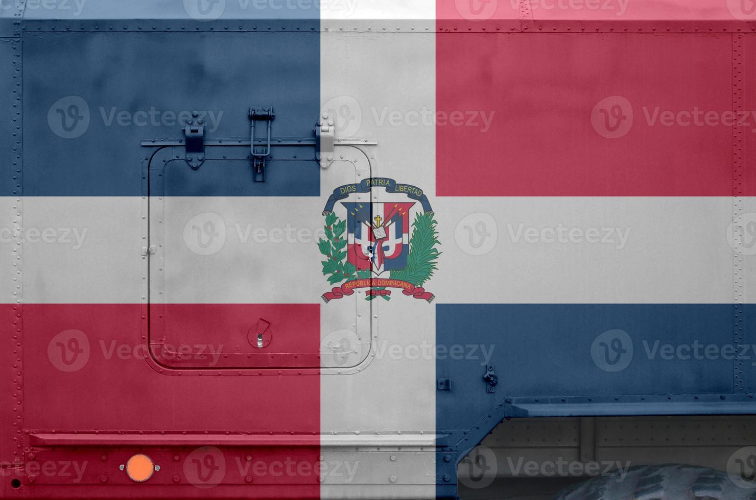 Dominikanska republik flagga avbildad på sida del av militär armerad lastbil närbild. armén krafter konceptuell bakgrund foto