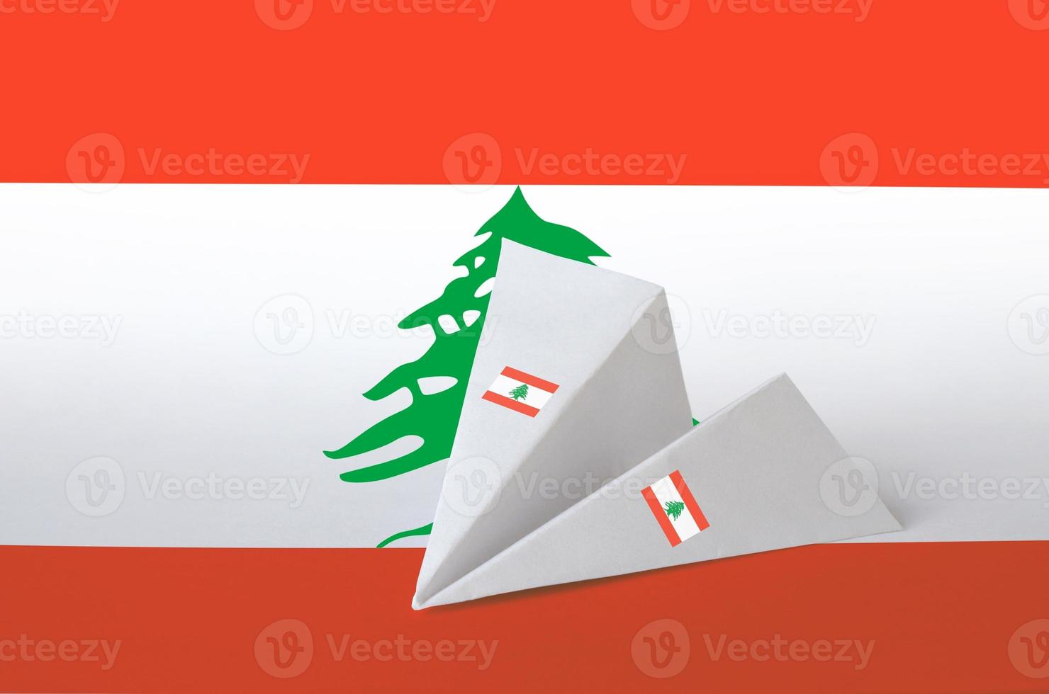 libanon flagga avbildad på papper origami flygplan. handgjort konst begrepp foto