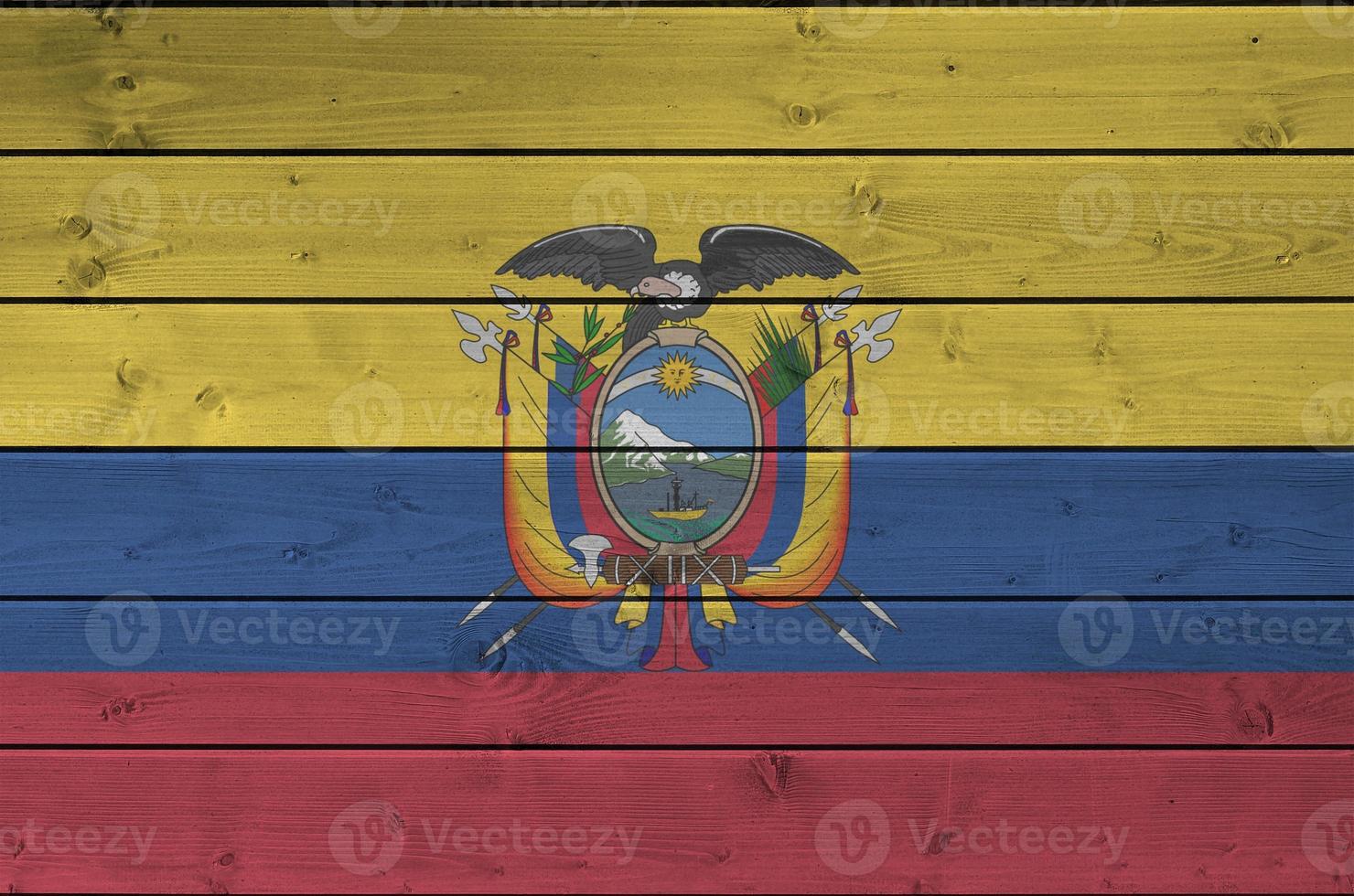 ecuador flagga avbildad i ljus måla färger på gammal trä- vägg. texturerad baner på grov bakgrund foto