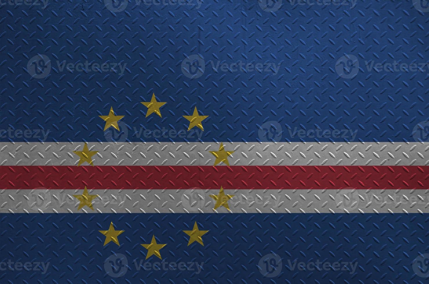 cabo verde flagga avbildad i måla färger på gammal borstat metall tallrik eller vägg närbild. texturerad baner på grov bakgrund foto