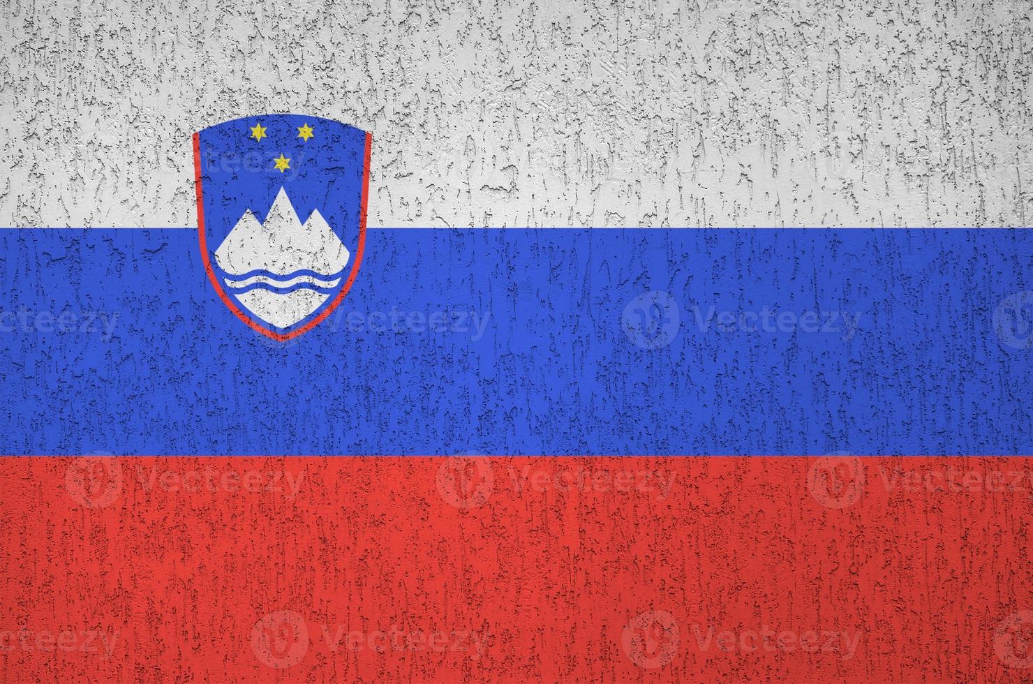 slovenien flagga avbildad i ljus måla färger på gammal lättnad putsning vägg. texturerad baner på grov bakgrund foto