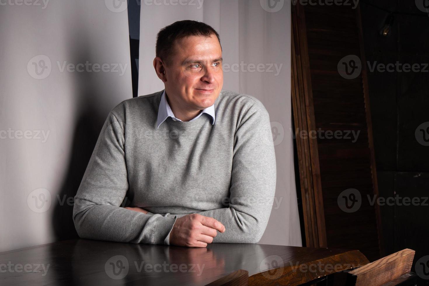 stilig man i en kostym poser i ett interiör studio. foto