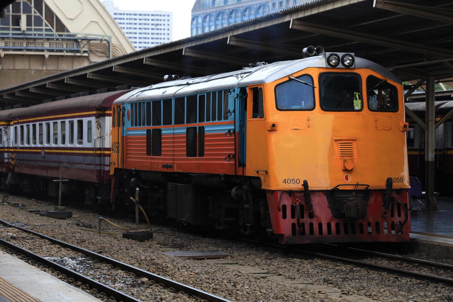 Bangkok, thailand - oktober 29 tåg på hua Lamphong järnväg station på oktober 29, 2022 i Bangkok, thailand. foto