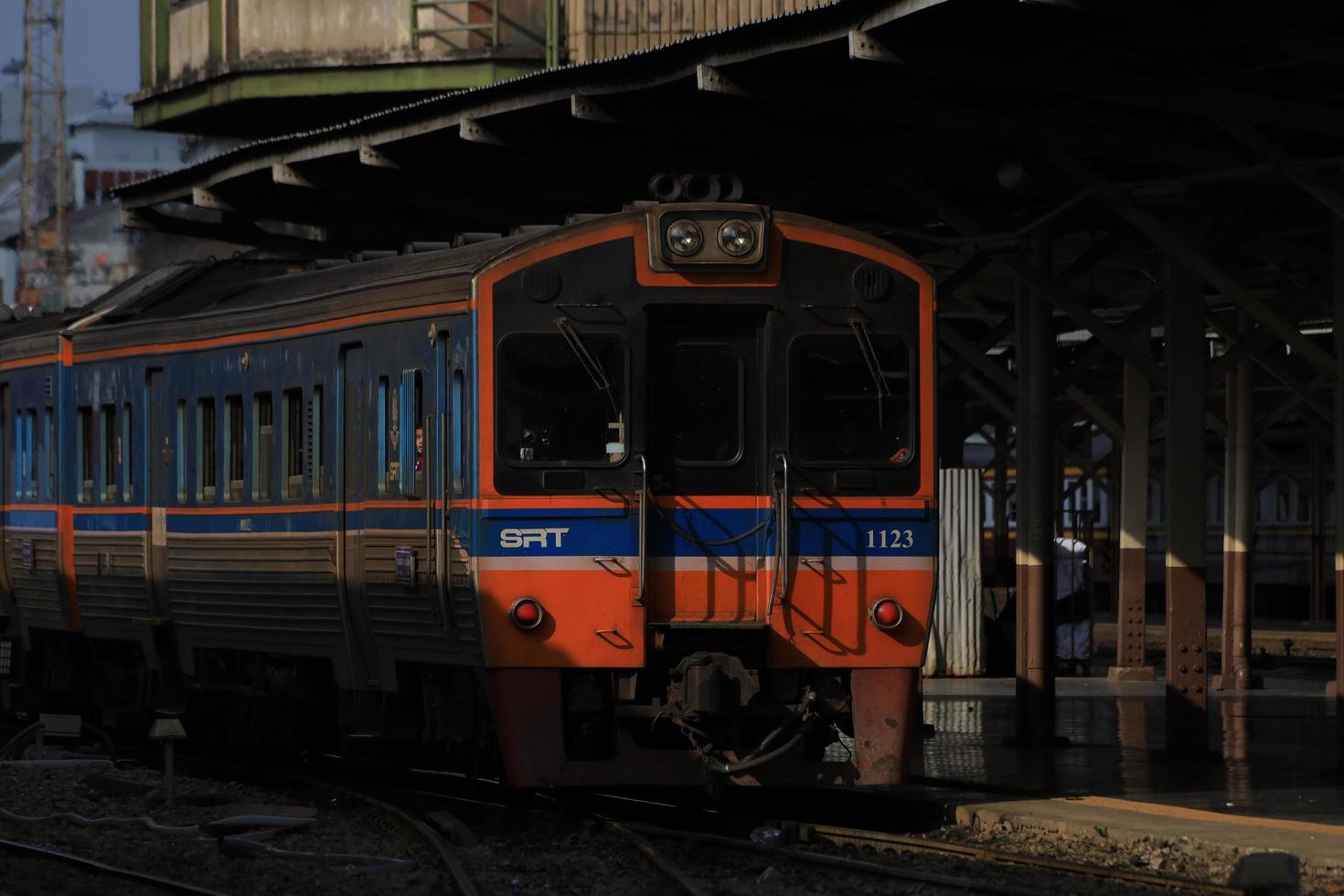 Bangkok, thailand - oktober 29 tåg på hua Lamphong järnväg station på oktober 29, 2022 i Bangkok, thailand. foto