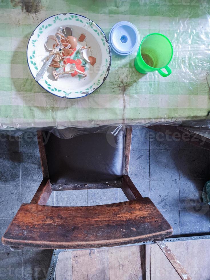 de dining tabell är i en röra. en rörig dining tabell med Begagnade maträtter och full av mat skrot den där ha inte varit rengöras. verklig liv. årsslut foto