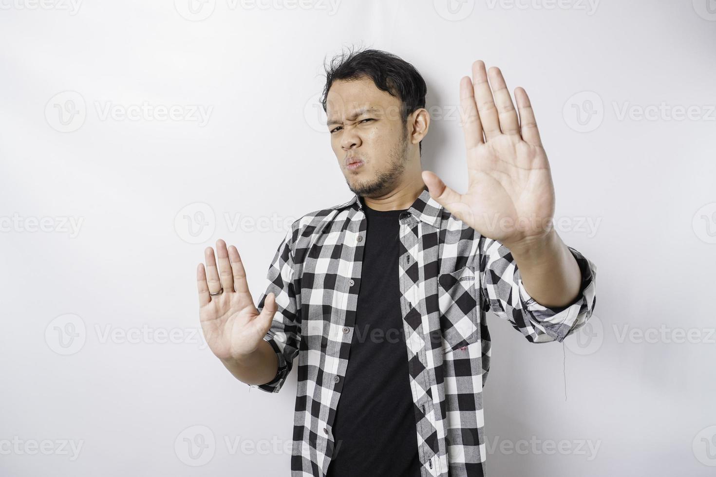 stilig asiatisk man med hand gest utgör avslag eller förbud med kopia Plats foto
