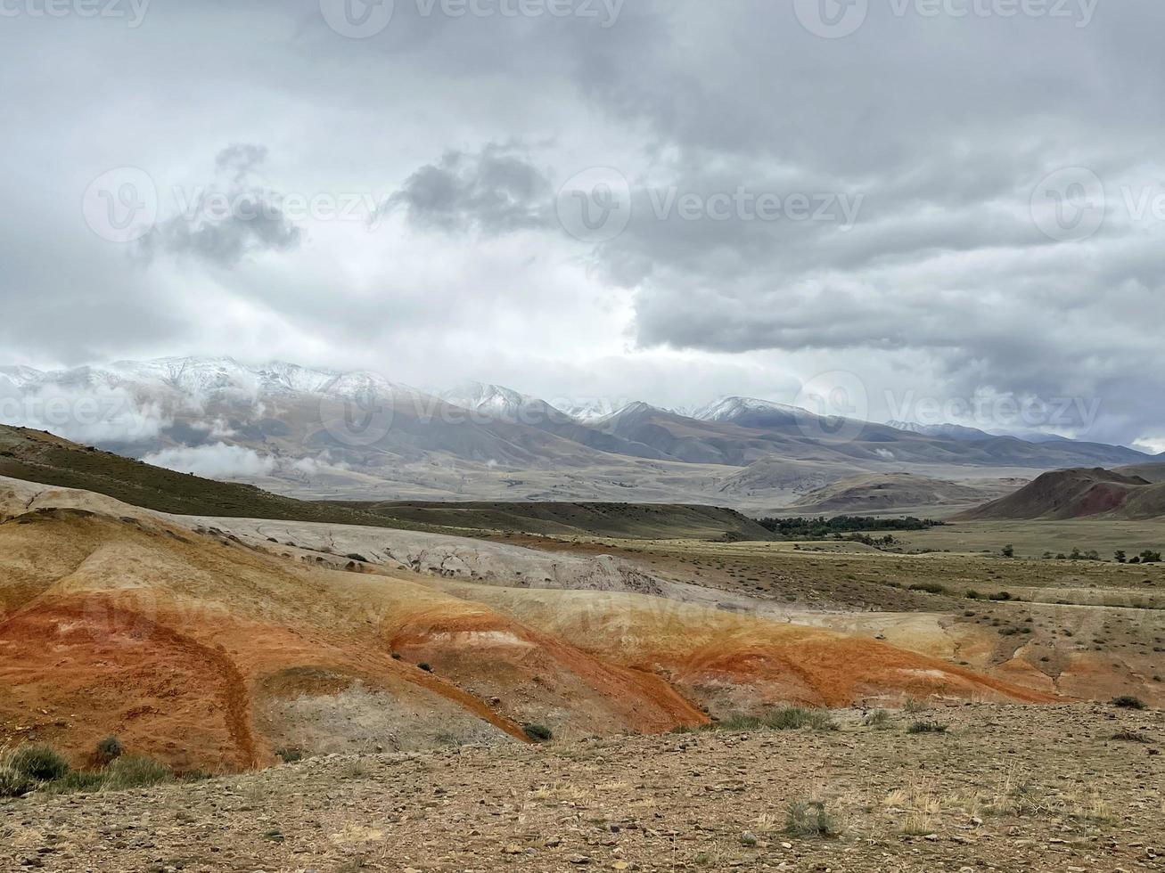 färgad bergen eller fördärvar i altai, ryssland foto