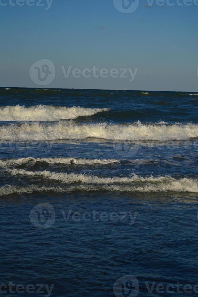 marinmålning Vinka av de hav på de sandig strand foto