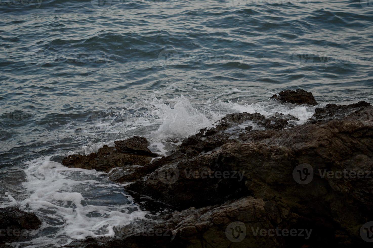 hav vågor kraschar in i rocks. foto
