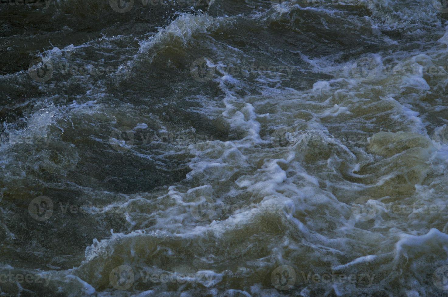 stormig vågor, vatten stänga upp, storm, mörk vatten. foto