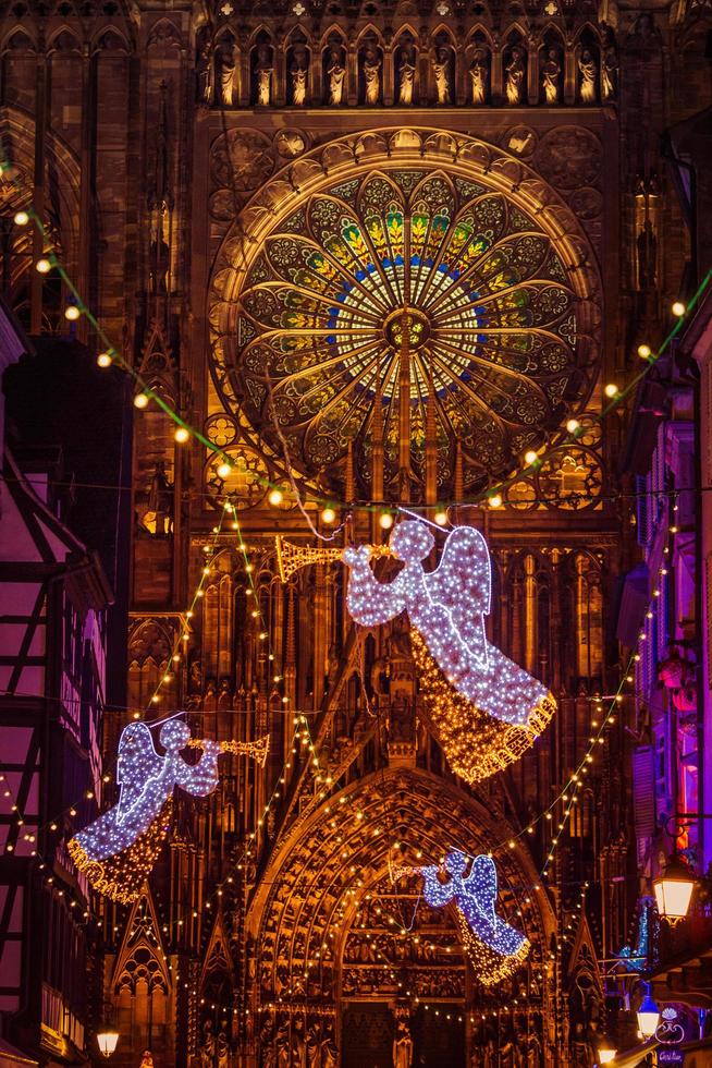 strasbourg, Frankrike - december 2016 - ängel dekoration i främre av katedral notre dame foto