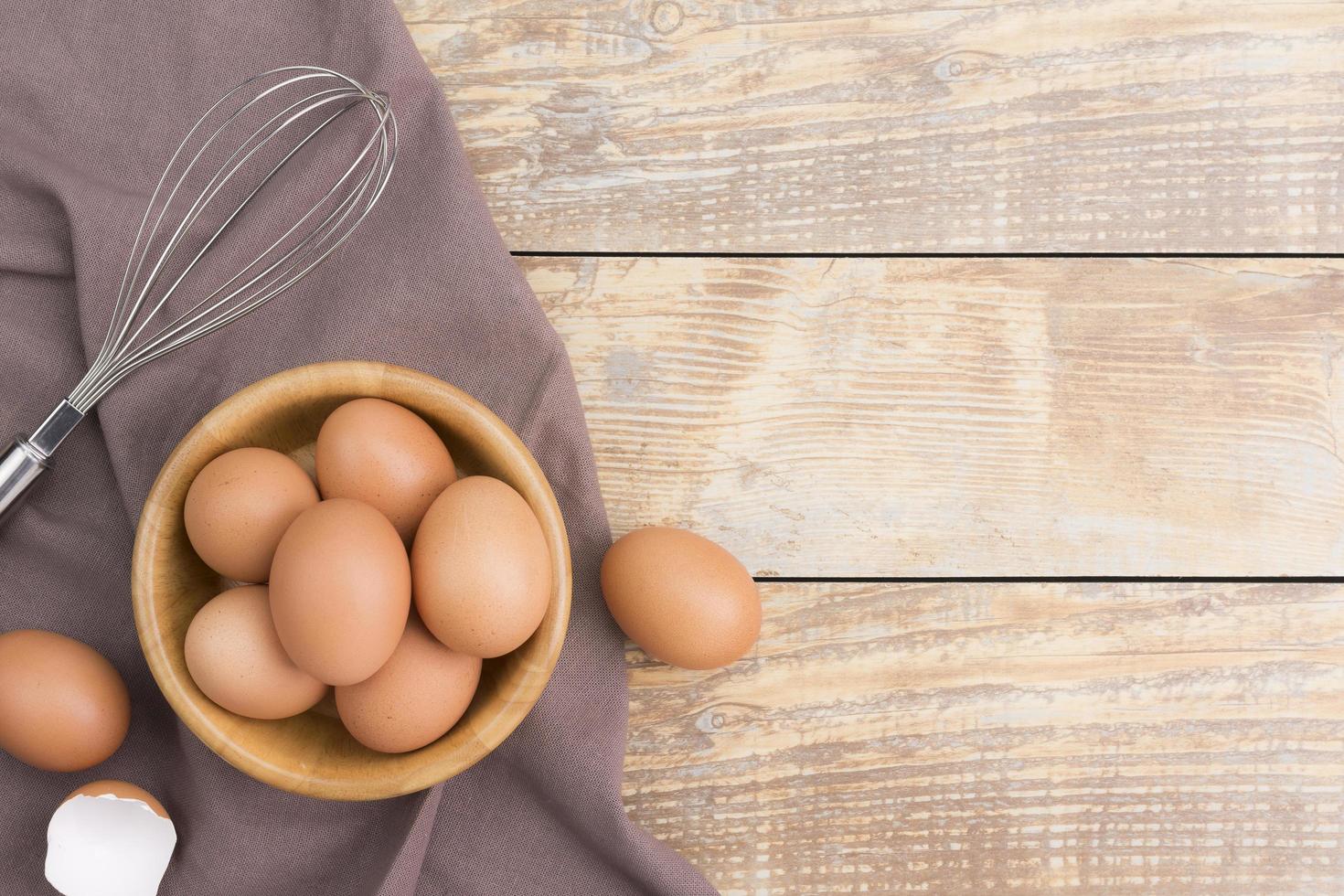 kyckling ägg i en trä- skål bruka färsk organisk ägg lagd på en rustik trä foto