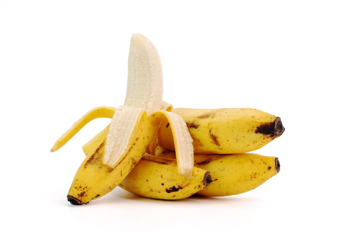 gul mogen banan frukt, mogen banan med svart prickar på de skal. banan övermogna rutten, isolerat på vit bakgrund foto