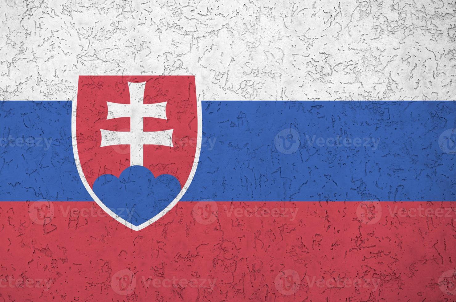 slovakia flagga avbildad i ljus måla färger på gammal lättnad putsning vägg. texturerad baner på grov bakgrund foto