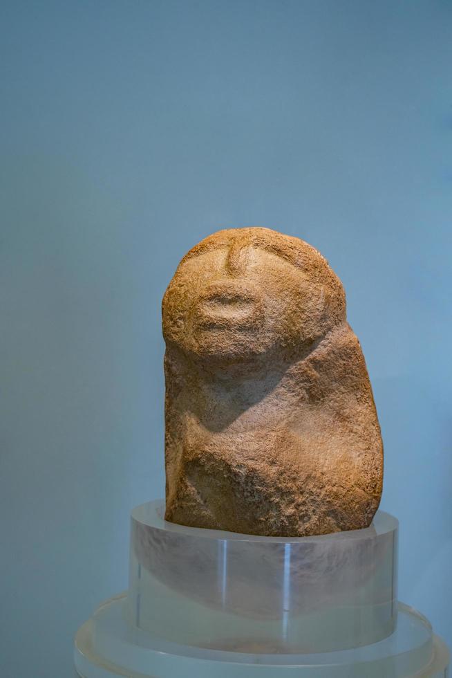 boljetin, Serbien, 2021 - röd sandsten förhistorisk statyett från museum av lepenski vir i serbien. den är Viktig arkeologisk webbplats av de mesolitisk järn grindar kultur av de balkan. foto