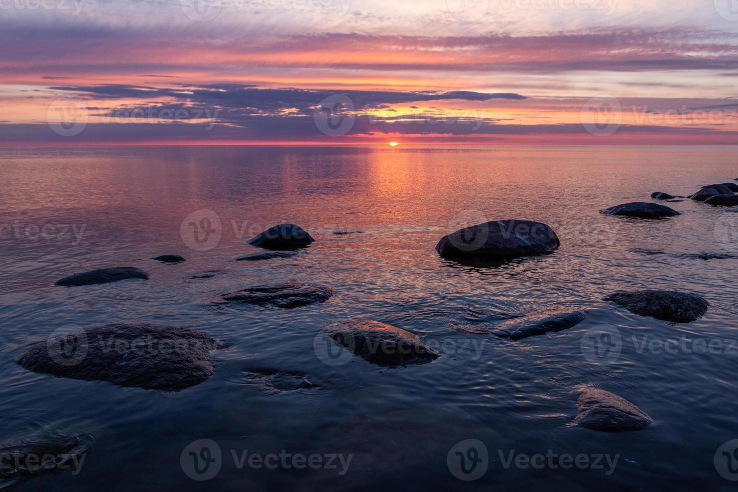 stenar på de kust av de baltic hav på solnedgång foto