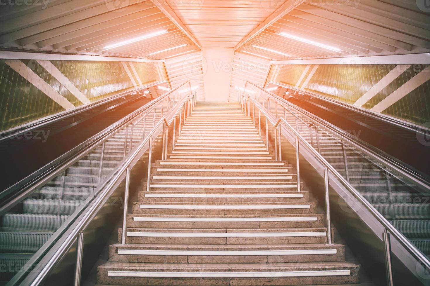 tömma rulltrappa och trappsteg i fotgängare tunnelbana järnväg station. trappa från metro underjordisk uppåt. resa begrepp. Europa. foto