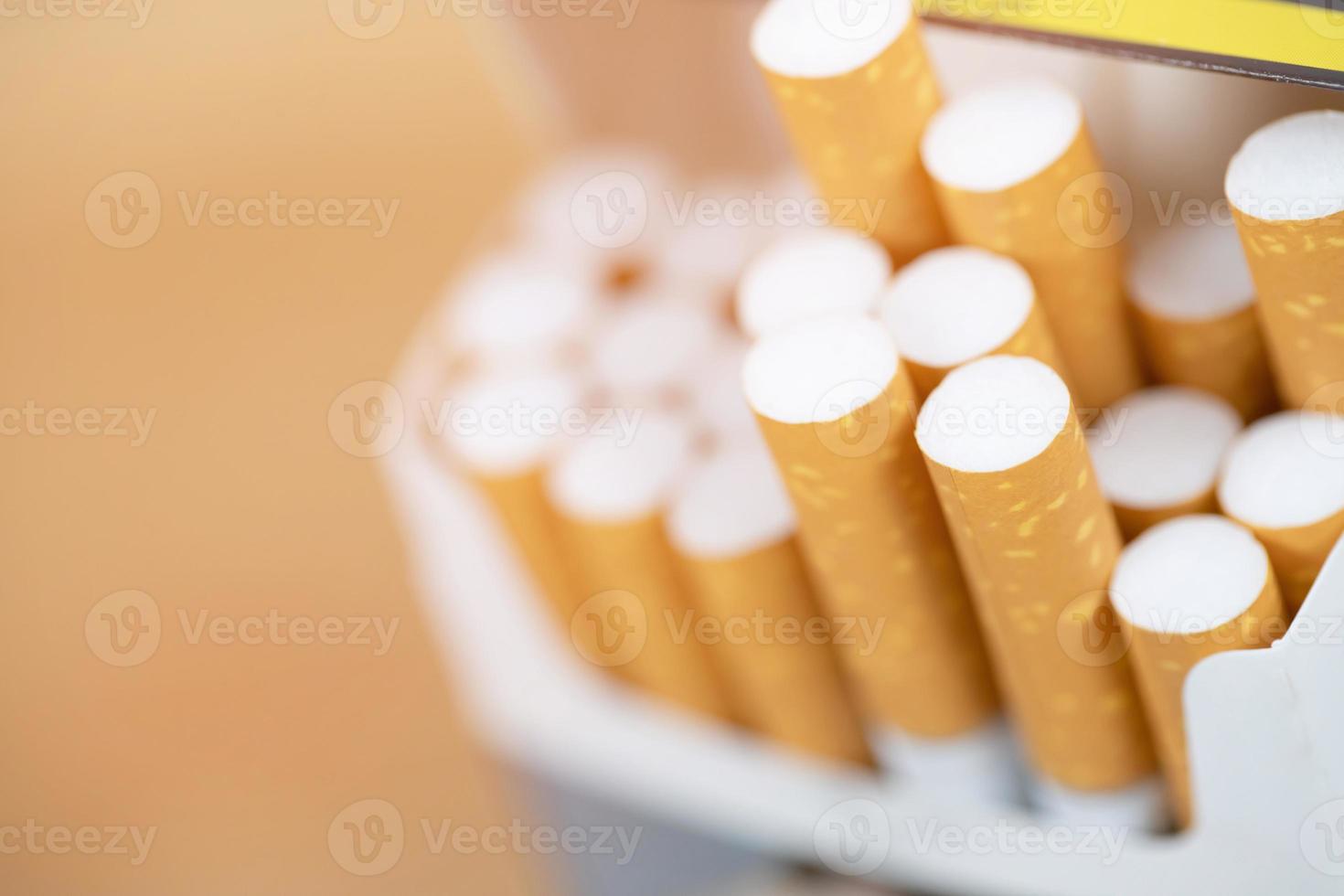 dra av det cigarettpaket förbereda rökning av en cigarett. packningslinje. fotofiltrerar naturligt ljus. mjukt fokus foto