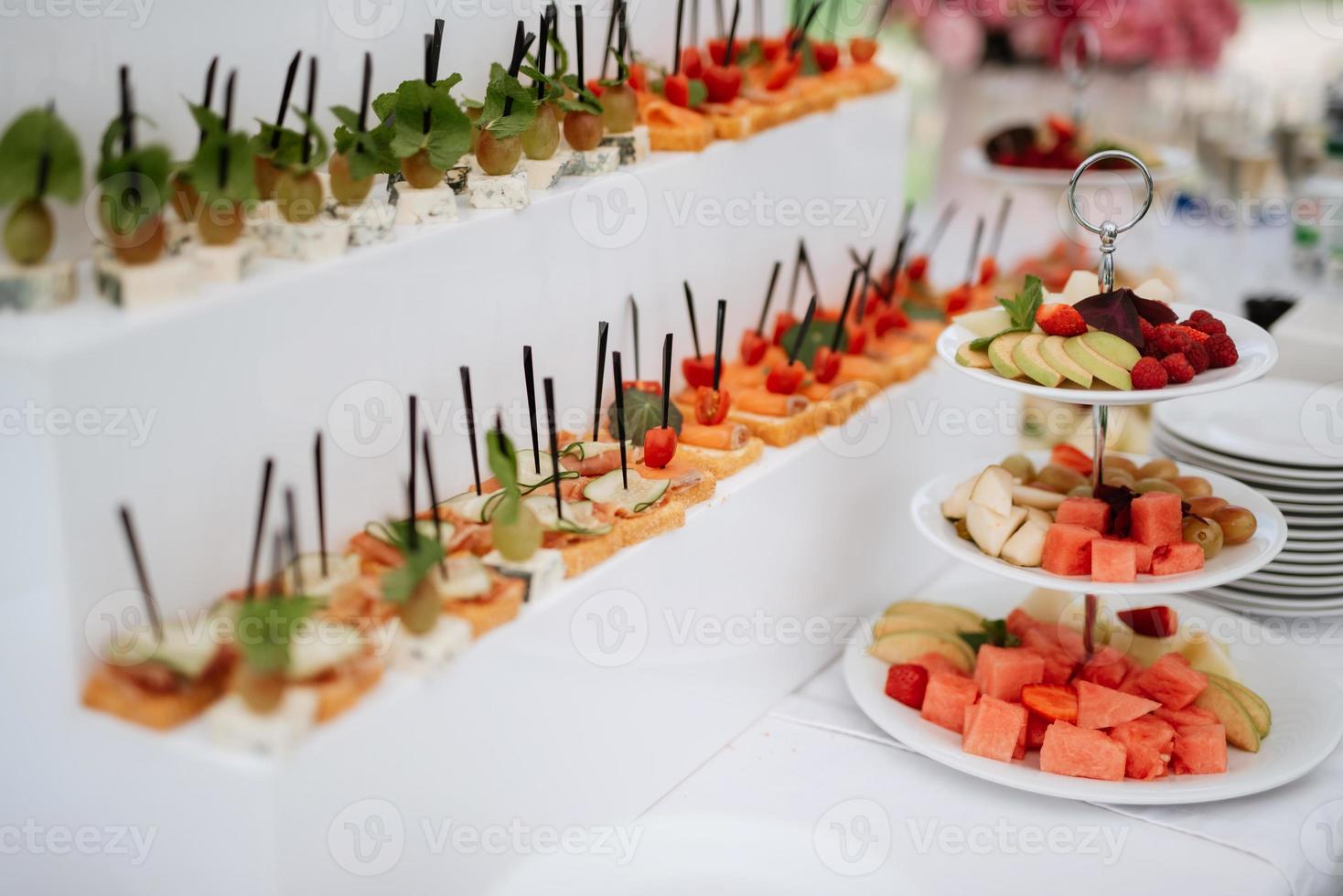 välkomstbuffé med alkohol och snacks foto