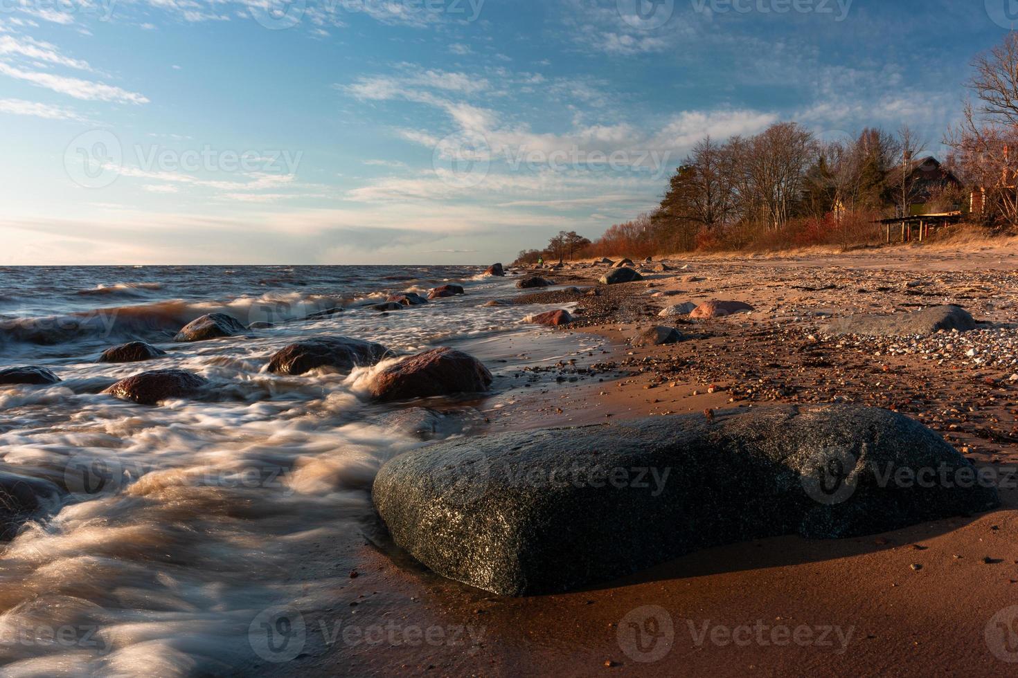 stenar på de kust av de baltic hav på solnedgång foto