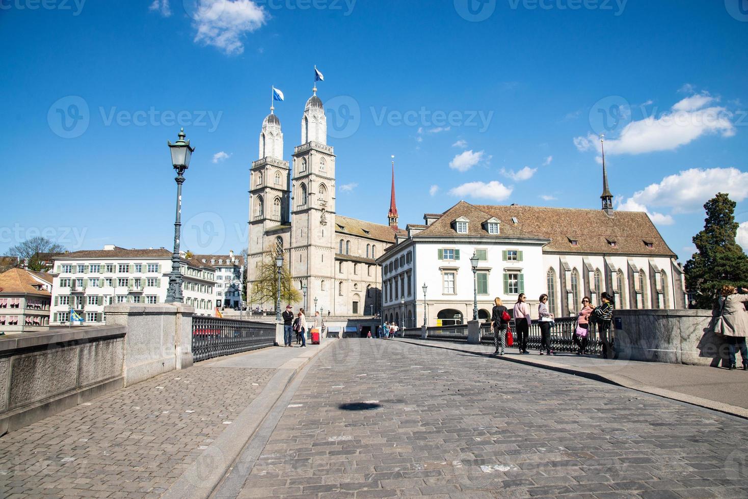 Zürich, schweiz 2018- se av linderholf de gammal stad av zurich på limmat flod och frauenmunster katedral, schweiz foto