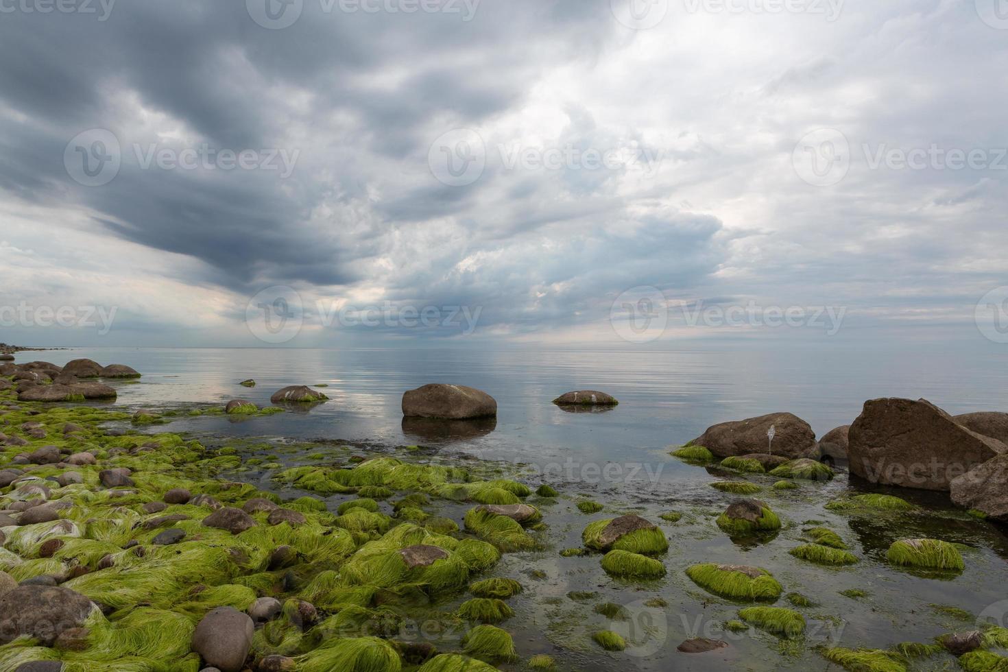 stenar på de kust av de baltic hav på solnedgång foto