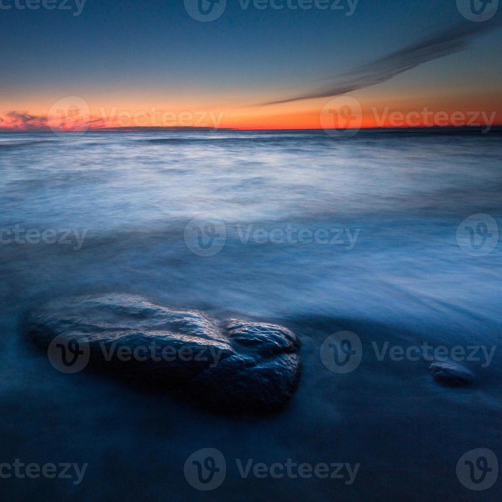 stenar på de kust av de baltic hav på solnedgång foto