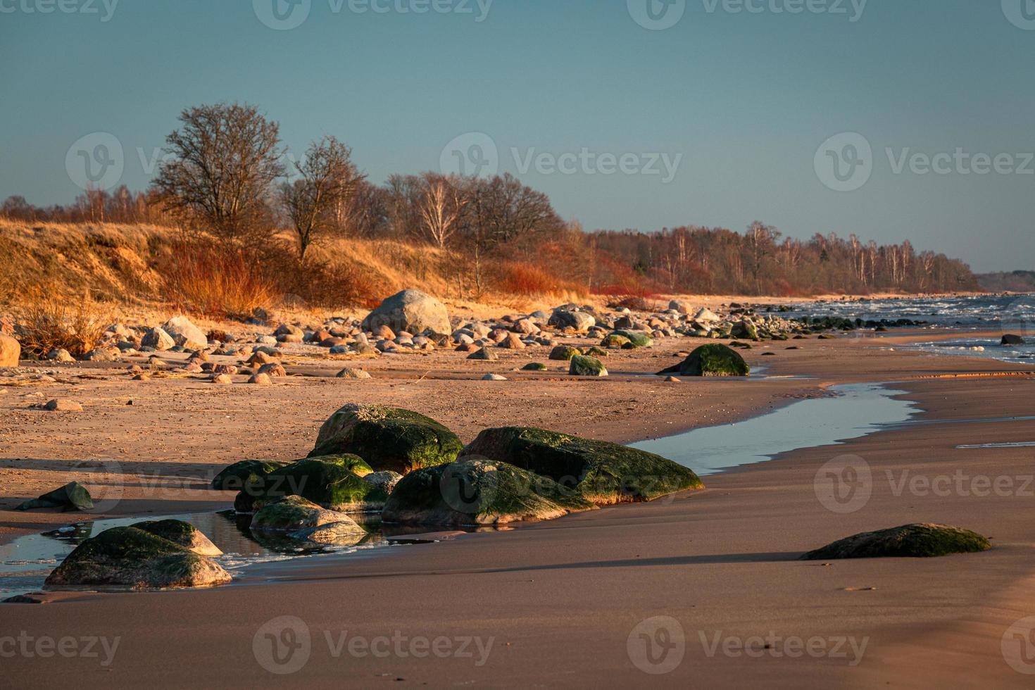 stenar på de kust av de baltic hav på solnedgång foto