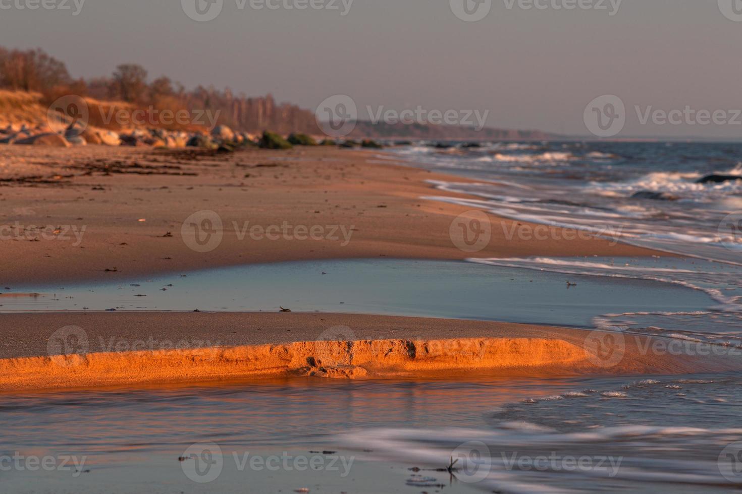 stenar på de kust av de baltic hav på solnedgång foto