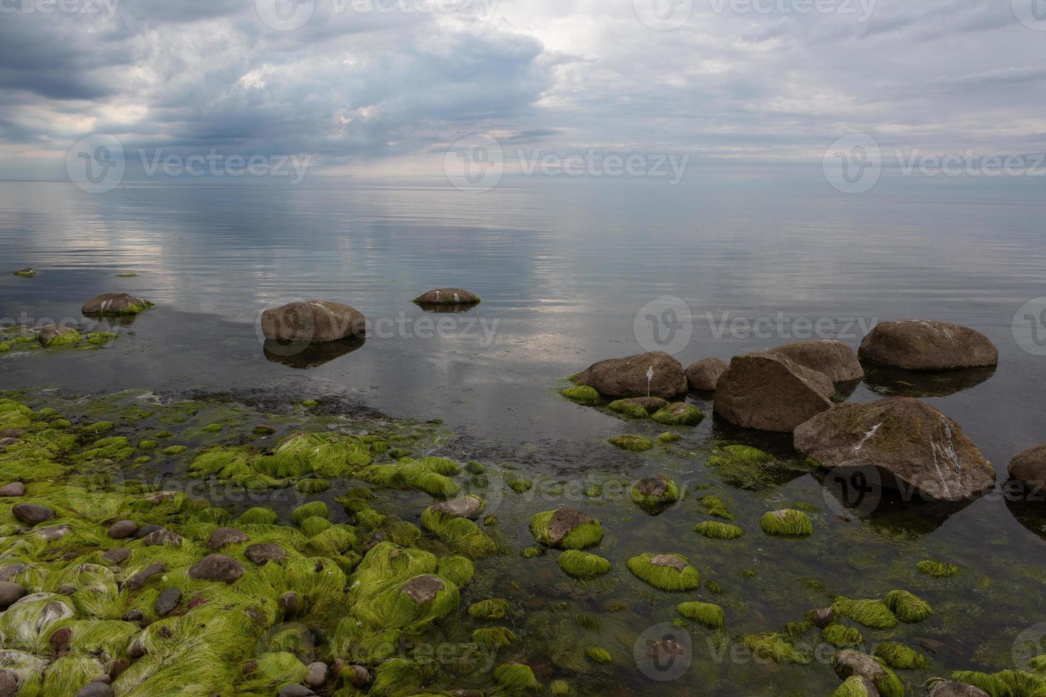 stenar på de kust av de baltic hav på solnedgång foto