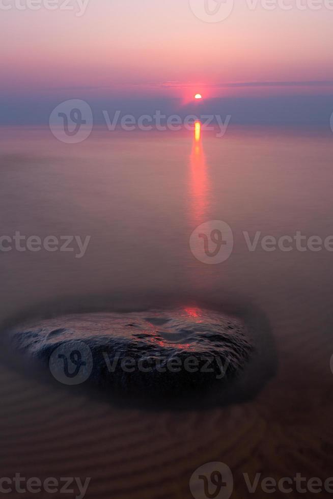 stenar på de kust av de baltic hav på solnedgång foto