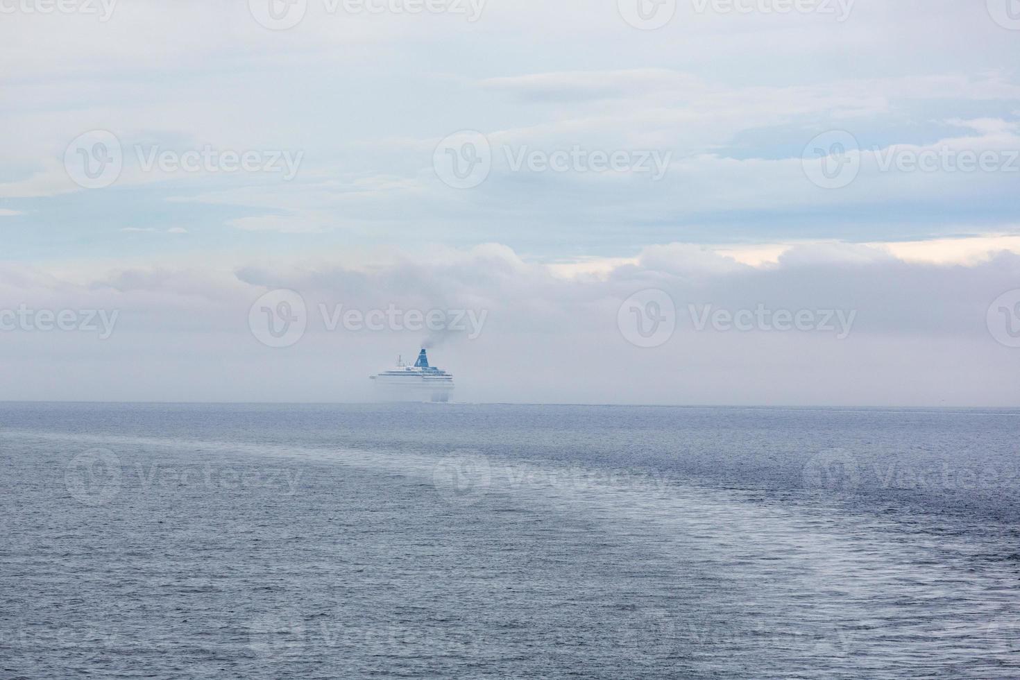 molnig hav visningar av de baltic hav på soluppgång foto