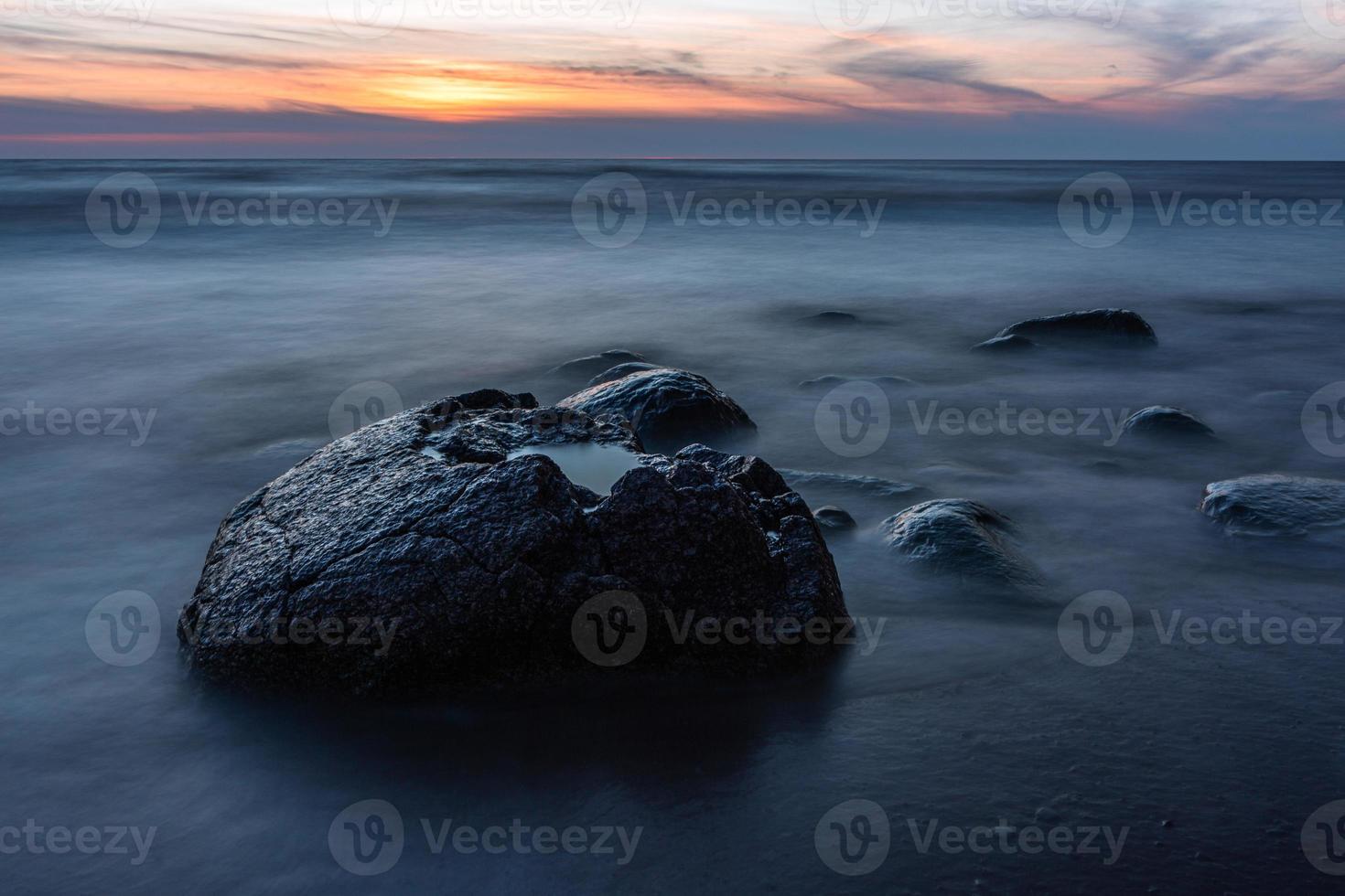 stenar på de kust av de baltic hav på solnedgång foto