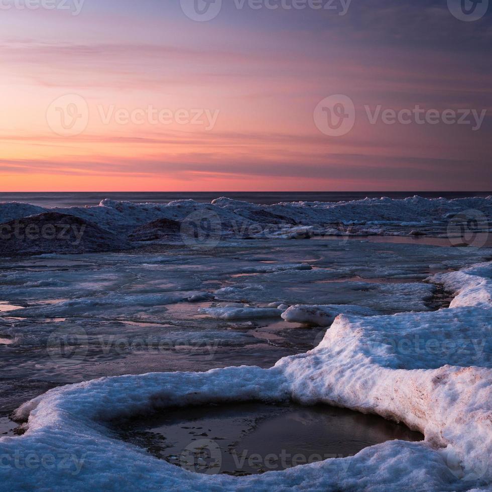 baltic hav kust i vinter- med is på solnedgång foto