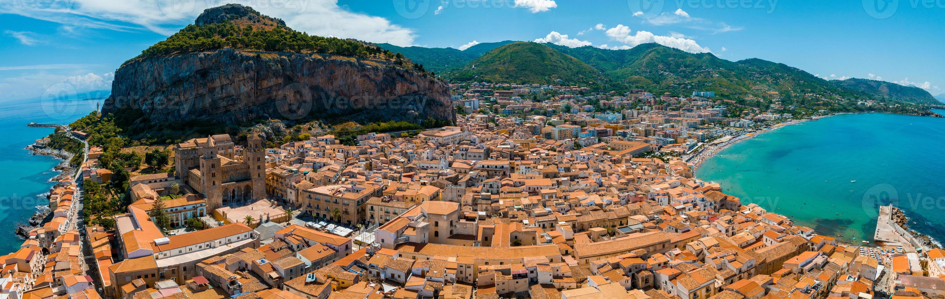 antenn naturskön se av de cefalu, medeltida by av sicilien ö foto