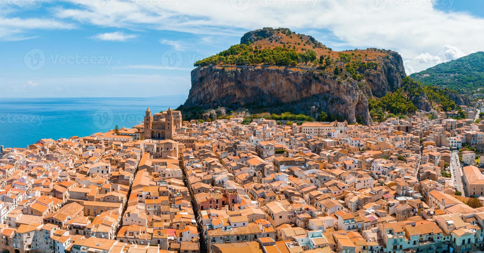antenn naturskön se av de cefalu, medeltida by av sicilien ö foto